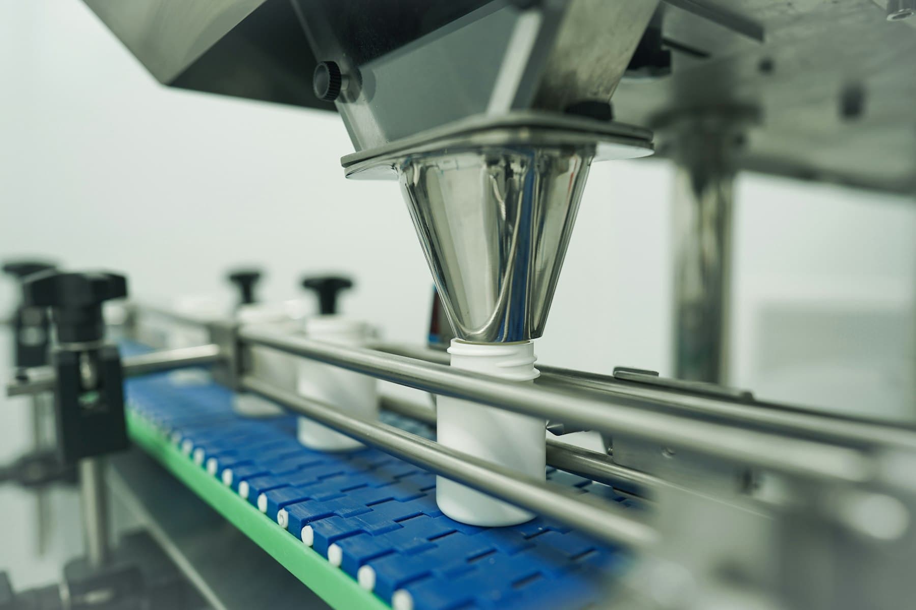 Automated filling line conveyor in a bright production facility